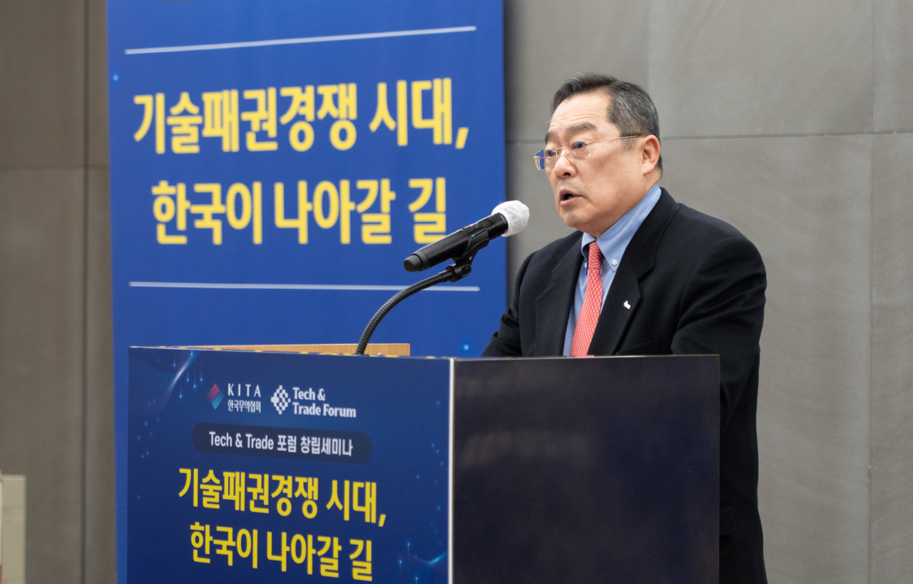 한국무역협회가 21일 삼성동 트레이드타워에서 (사)테크앤트레이드연구원과 공동으로 개최한 '기술 패권 경쟁 시대, 한국이 나아갈 길' 세미나에서 구자열(사진) 한국무역협회 회장이 축사를 하고 있다. [무역협회 제공]