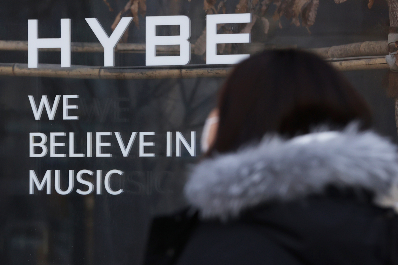 그룹 BTS의 소속사 하이브(HYBE)가 21일 오후 국내·외 증권사 애널리스트와 주요 기관 투자자를 대상으로 기업 설명회를 연다. 사진은 이날 서울 용산구에 위치한 하이브 사옥. 연합뉴스