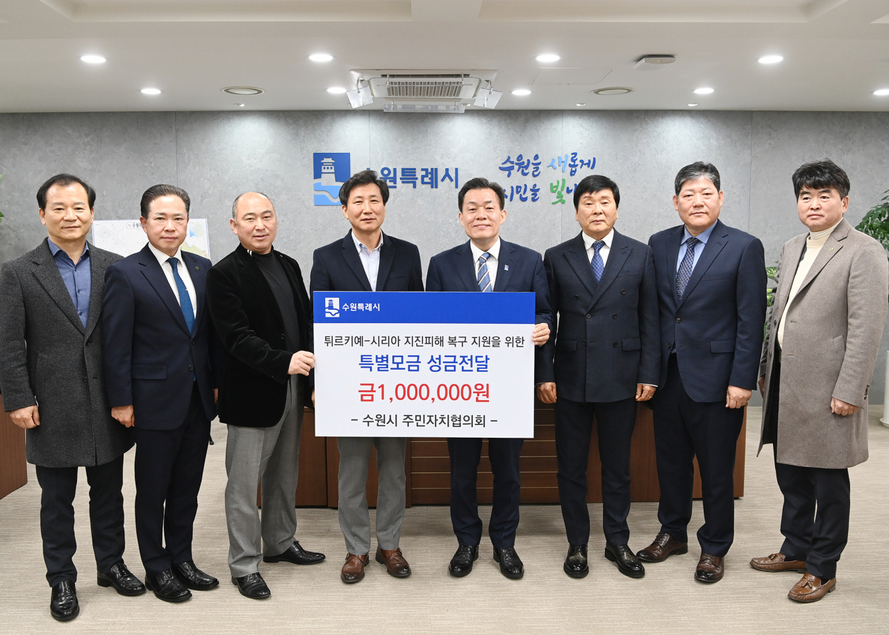 이재준 시장(오른쪽 4번째)과 주민자치협의회 임원진이 전달식 후 함께하고 있다.