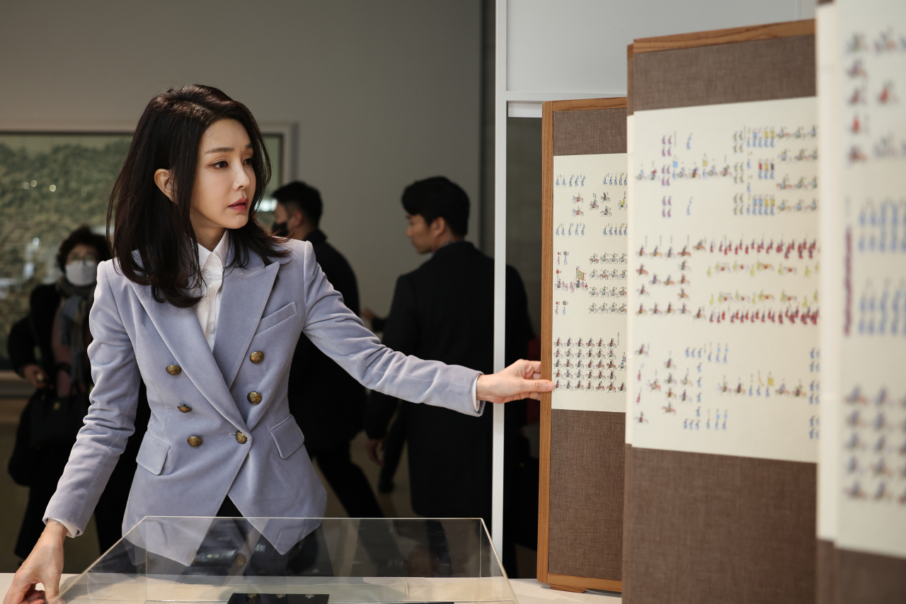 김건희 여사가 21일 오후 서울 용산구 국립중앙박물관에서 열린 '외규장각 의궤, 그 고귀함의 의미' 특별전을 관람하고 있다. [연합]