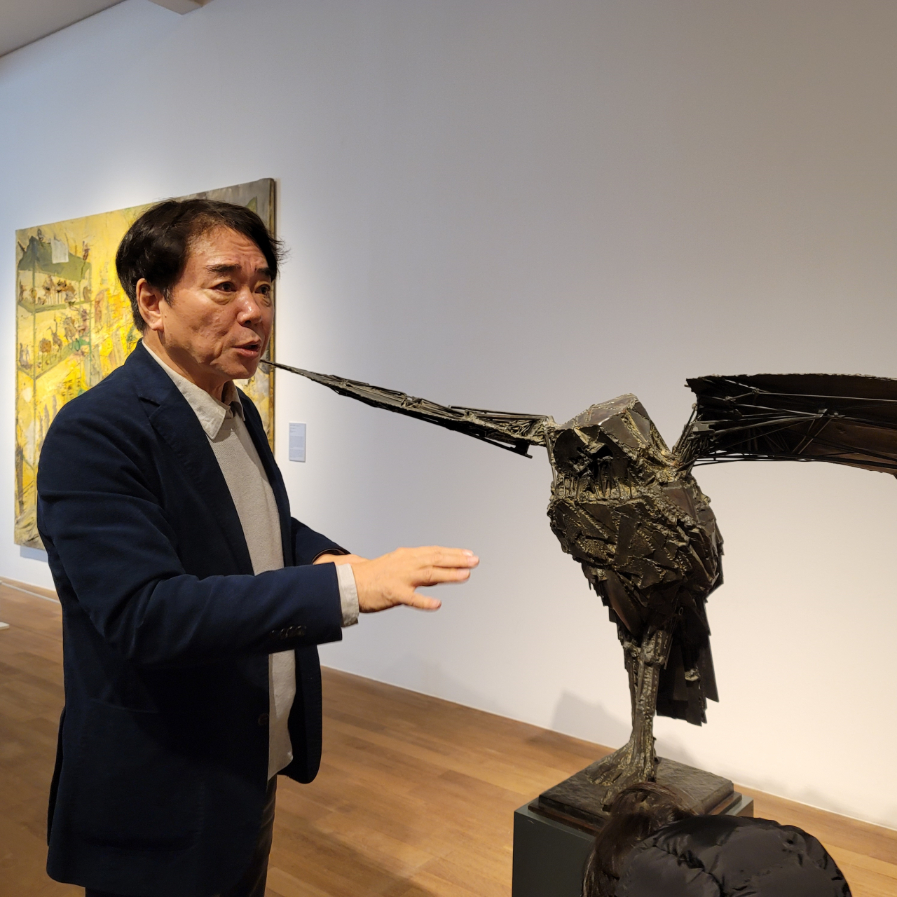 한국 화랑 톱 3에 꼽히는 가나아트가 올해로 40주년을 맞았다. 가나화랑이라는 이름으로 1983년 시작한 가나아트는국내 최초 전속작가제 도입, 한국 화랑 최초 파리 FIAC참가, 미술전문지 가나아트 창간에 이어 국내 최초의 미술품경매사 서울옥션을 창설하는 등 늘 미술시장의 선봉에 서있었다. 서울 평창동 가나아트센터에서는 40년을 기념하기 위한 전시가 열리고 있다. 사진은 기념전에서 작품을 설명하고 있는 이호재 회장. [헤럴드DB]