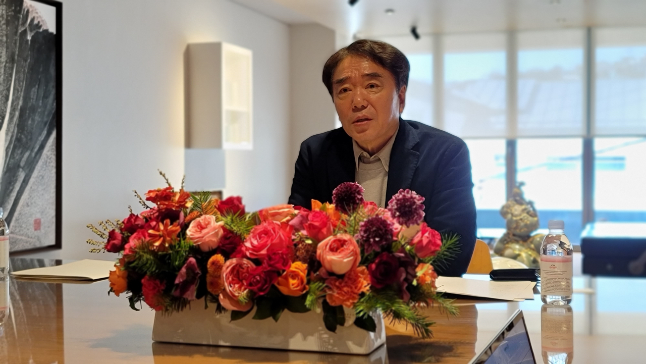 “40년이 너무 빠르게 지나갔다”는 이호재 회장. 왼쪽으로 첫 전속작가인 박대성의 그림이 보인다. [헤럴드DB]