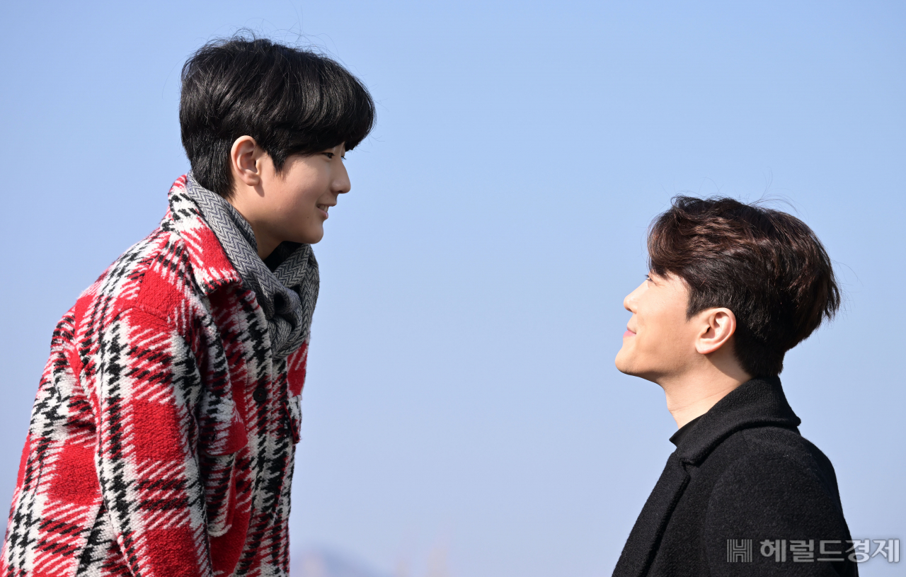뮤지컬 배우 박민성(오른쪽)과 박이든. 이상섭 기자