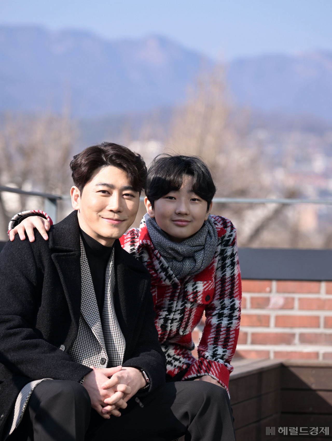 일찌감치 자신과 같은 길을 걷게 된 아들의 꿈을 박민성(왼쪽)은 무척이나 반대했다고 한다. 하지만 아들의 꿈을 막을 수는 없었다. 데뷔 4년차에 어느덧 세 작품으로 무대에 선 박이든은 누구보다 자신의 캐릭터를 열심히 공부하고 연구하는 배우가 돼가고 있다. 이상섭 기자