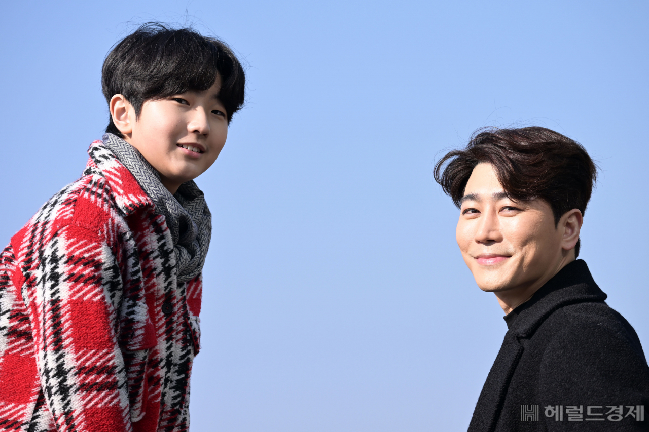뮤지컬 배우 박민성(오른쪽)과 박이든. 이상섭 기자