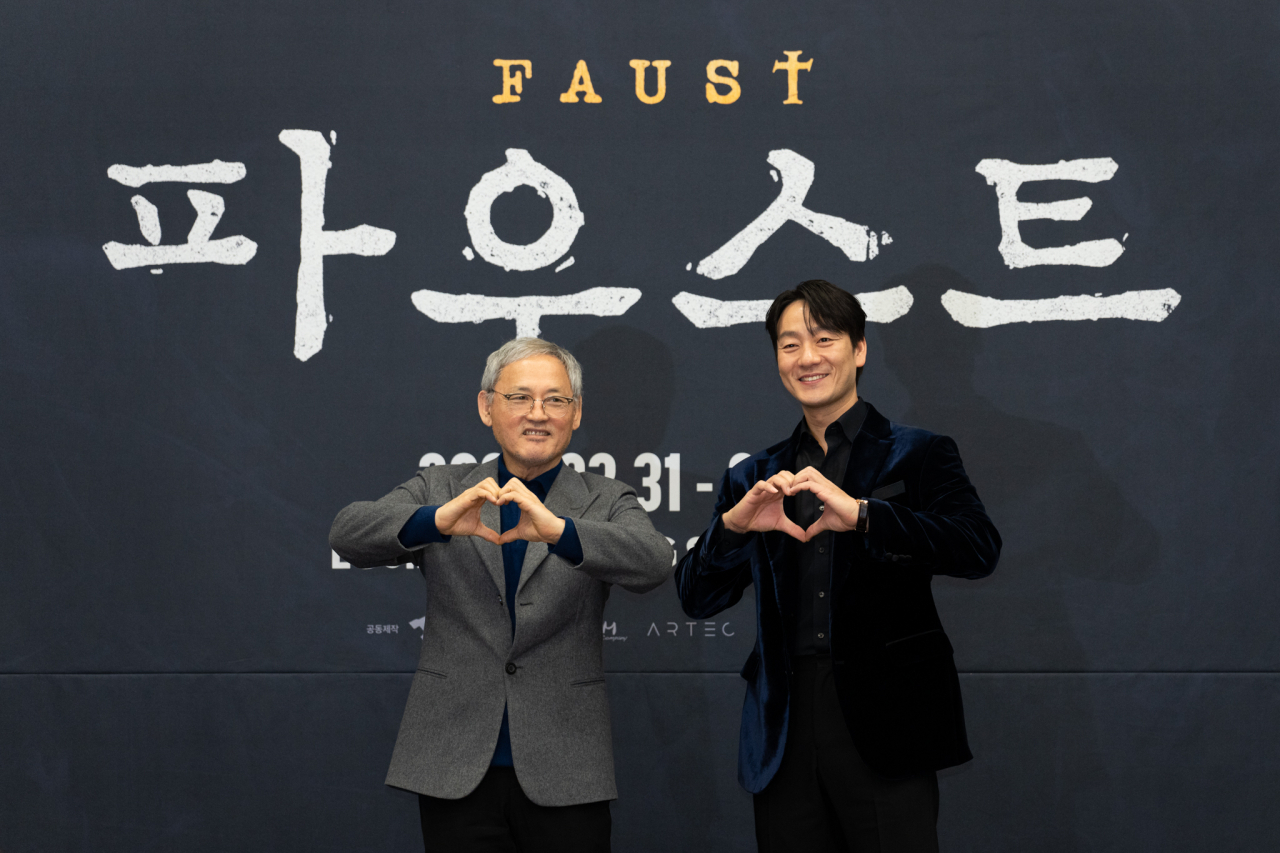 연극 '파우스트'의 유인촌 박해수 [LG아트센터, 샘컴퍼니 제공]