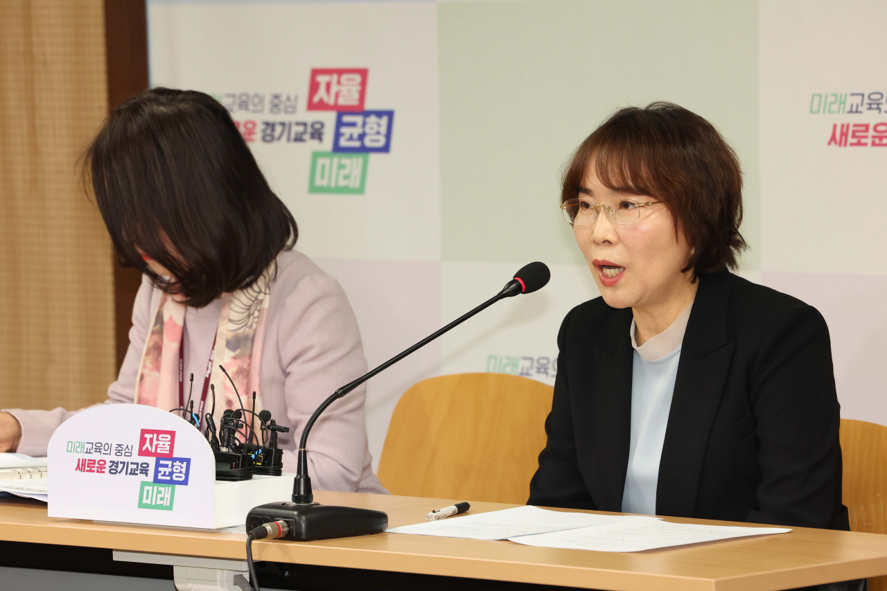지난 21일 오후 경기도 수원시 경기도교육청에서 한정숙 경기도교육청 제2부교육감(오른쪽)이 전국연합학력평가 성적 유출 관련 브리핑을 하고 있다. [연합]