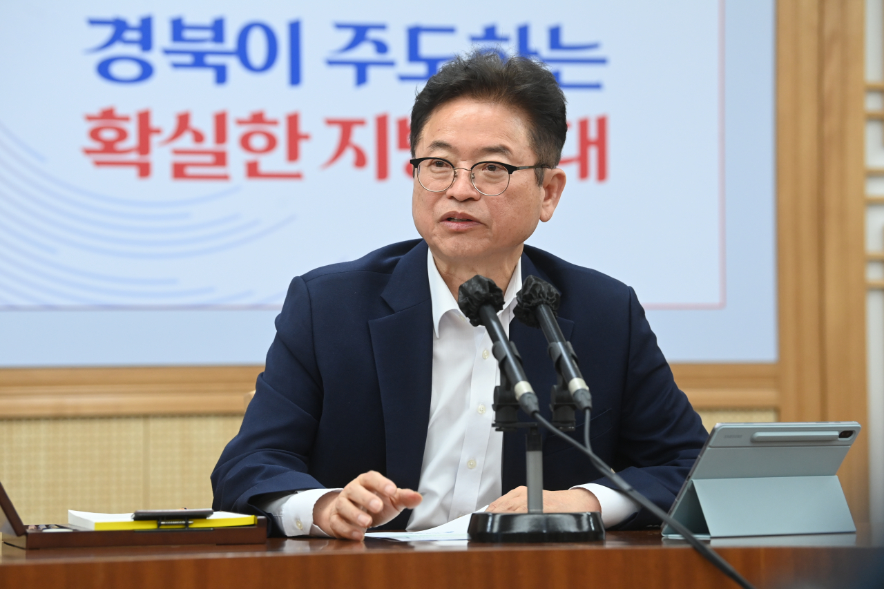 이철우 경북지사가 21일 열린 간부회의에서 '챗 GPT'를 행정에 적극 활용할 것으로 지시하고 있다.[경북도 제공]