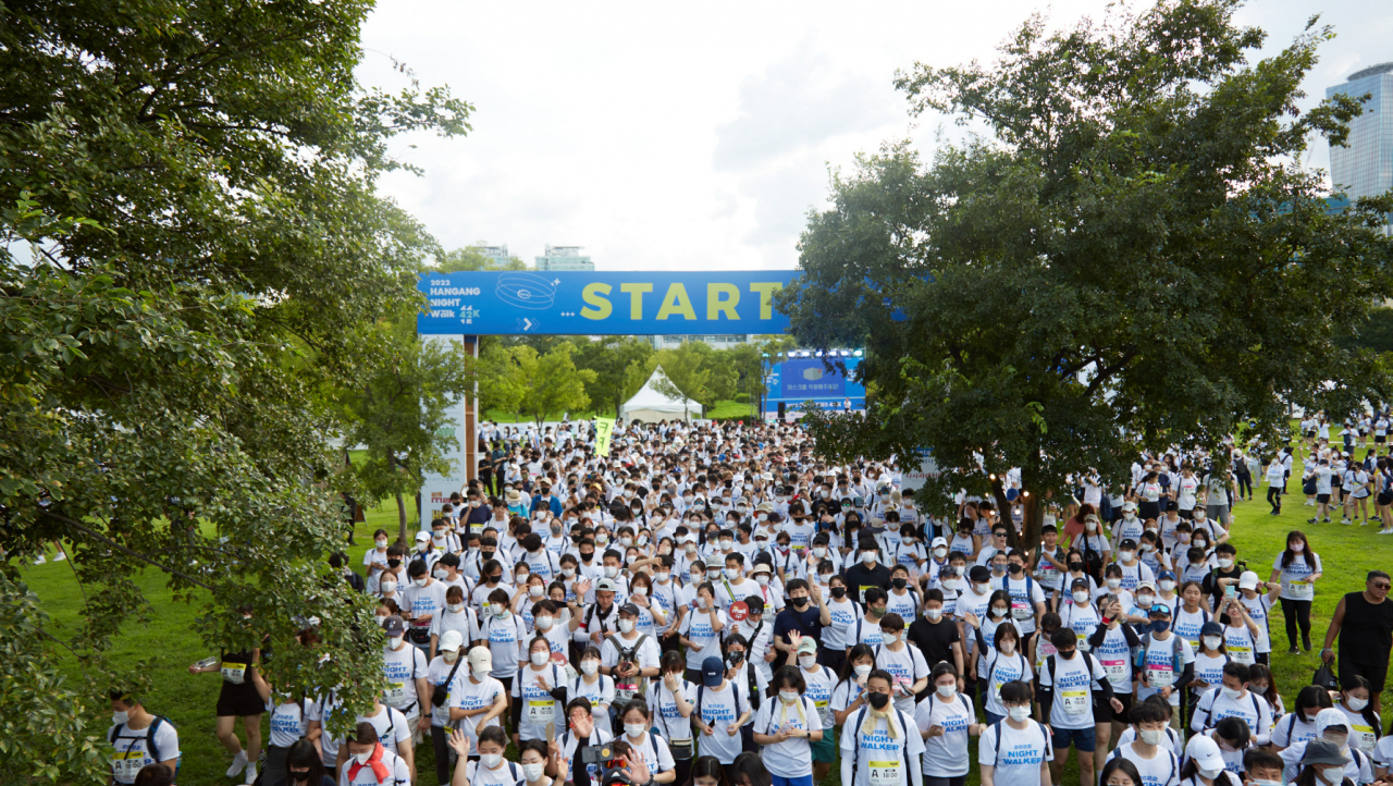 지난해 한강에서 열린 한강나이트워크42K에 시민이 참여하고 있다. [서울시 제공]