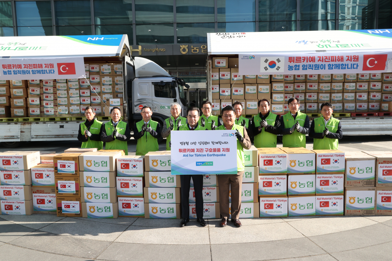 이성희(앞줄 왼쪽) 농협중앙회 회장과 임직원들이 21일 서울 중구 농협중앙회 본관 광장에서 튀르키예 및 시리아 지역에 발생한 지진 피해 이재민 기증구호물품 탑재에 앞서 기념촬영하고 있다. [농협중앙회 제공]