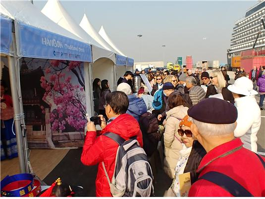 지난 2019년 2월 홀랜드아메리카 웨스테르담호 인천항 행사 장면.