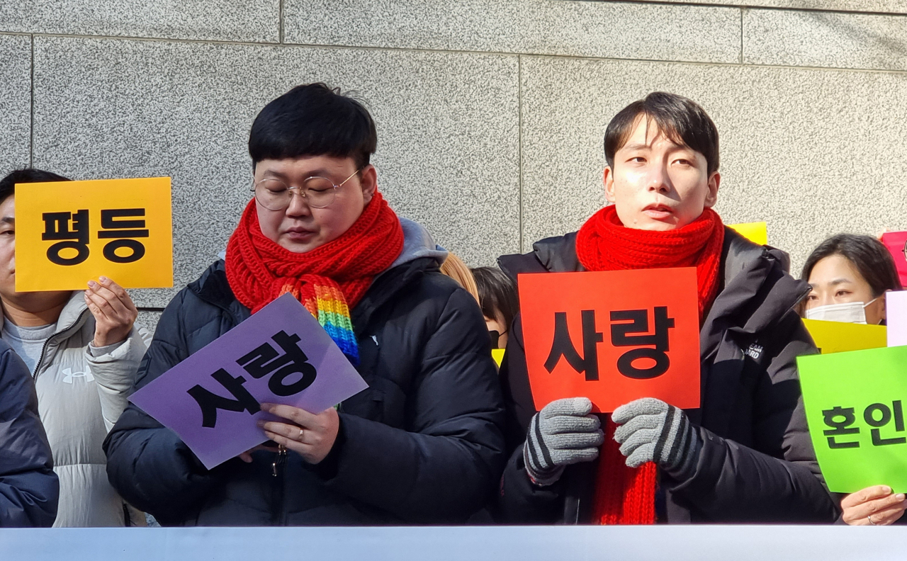 동성 커플이 배우자의 건강보험 피부양자 자격을 인정해달라며 국민건강보험공단을 상대로 행정소송을 내 2심에서 이겼다. 선고 직후 서울고법 앞에서 소성욱 씨와 김용민 씨가 기자회견을 하고 있다. [연합]