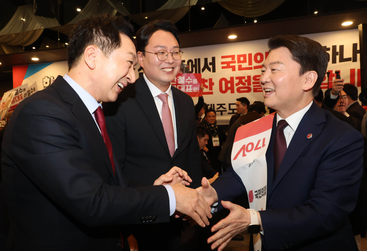김기현·천하람·안철수 국민의힘 당대표 후보가 13일 제주도 제주시 퍼시픽호텔에서 열린 '힘내라! 대한민국 - 제3차 전당대회 제주 합동연설회'에 참석하며 인사하고 있다. [연합]