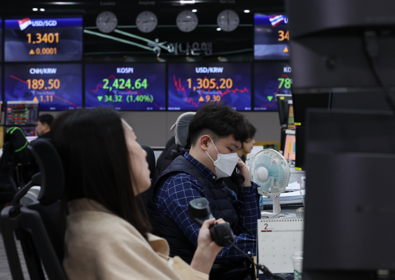 An electronic board showing the Korea Composite Stock Price Index at a dealing room of the Hana Bank headquarters in Seoul on Wednesday. (Yonhap)