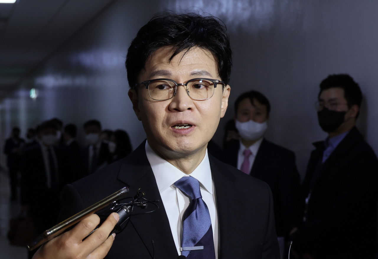 한동훈 법무부 장관이 15일 오전 열린 국회 법제사법위원회 전체회의에 출석하며 취재진 질문에 답하고 있다. [연합]