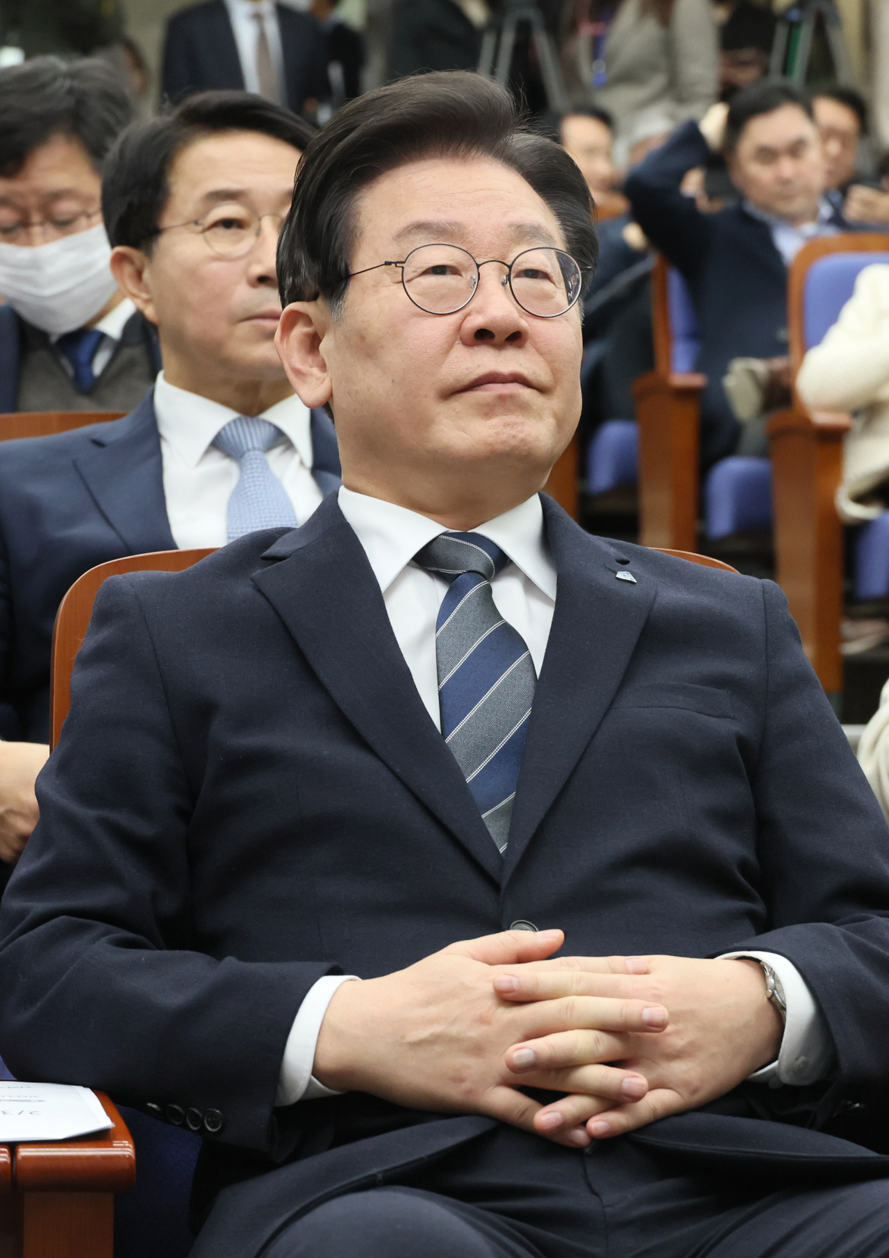 이재명 더불어민주당 대표가 21일 오후 국회에서 열린 의원총회에서 박홍근 원내대표의 발언을 경청하고 있다. [연합]