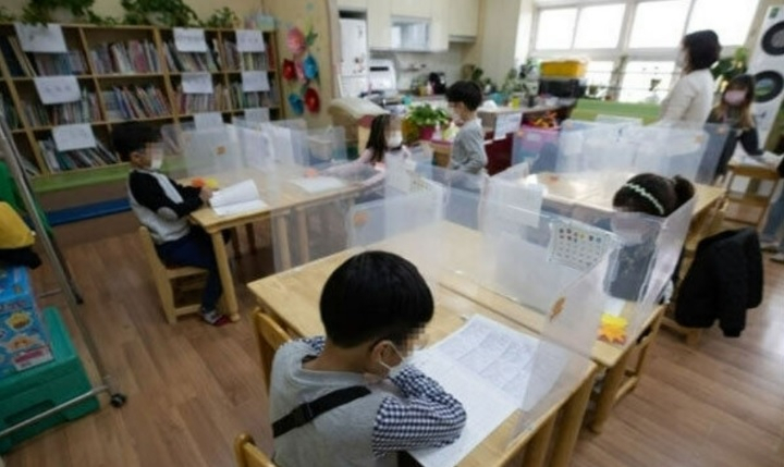 초등학생들이 정규수업 후 돌봄교실에서 여러 학습과 활동을 하고 있다.[연합]
