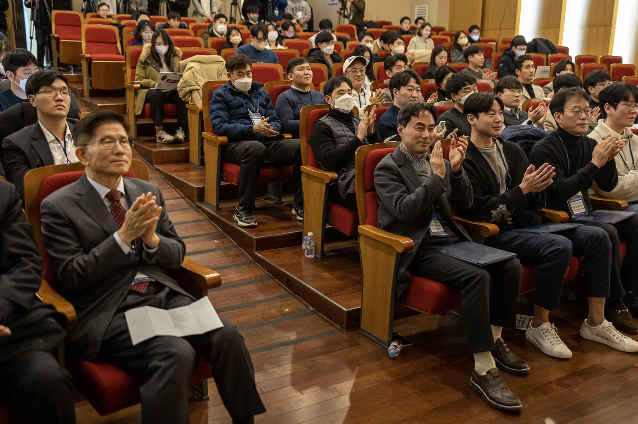 21일 오후 서울 동자 아트홀에서 열린 새로고침 노동자협의회 발대식에서 김문수 경제사회노동위원회 위원장(왼쪽)과 유준환 새로고침 노동자협의회 의장(왼쪽 세 번째)를 비롯한 참석자들이 박수를 치고 있다. [연합]