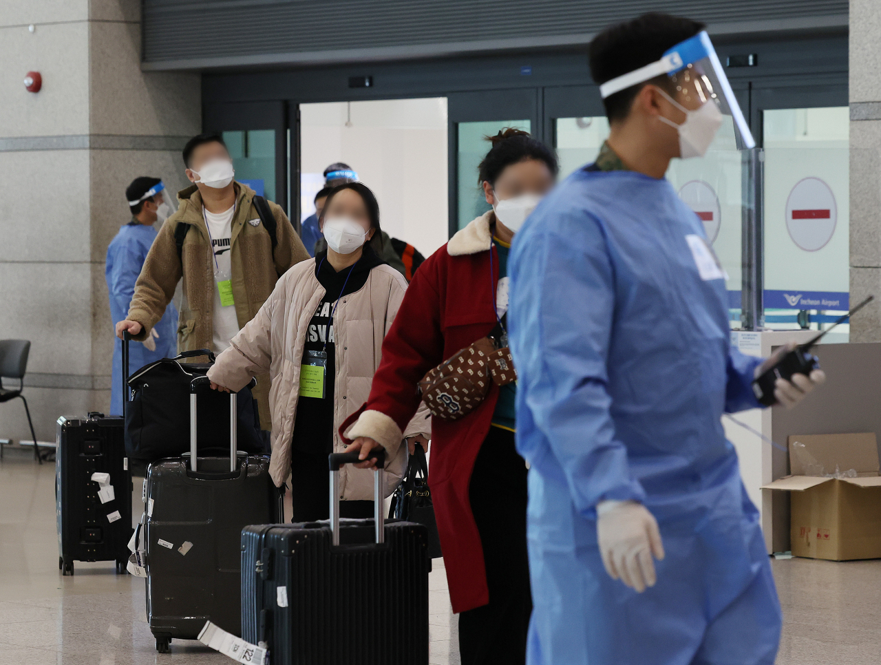 중국발 국내 입국자에 대한 단기비자 발급이 재개된 가운데 지난 12일 인천국제공항 제1터미널에서 중국발 입국자들이 입국장을 나서고 있다. [연합]