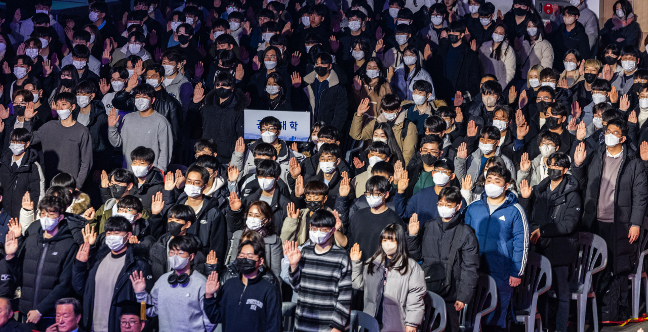 This photo shows an entrance ceremony being held for the first time without a mask mandate at Dongkuk University on Tuesday since the pandemic. (Yonhap)