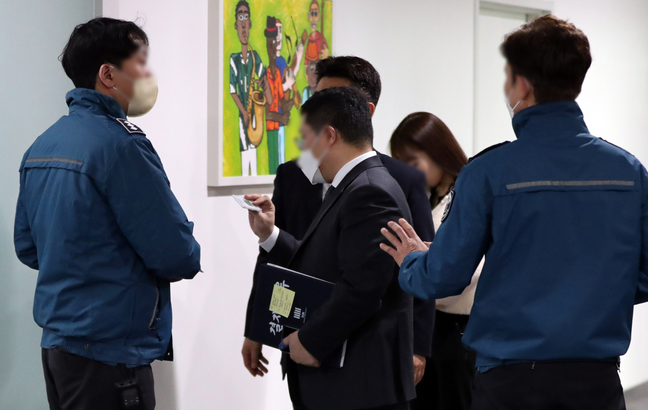 대북송금 의혹을 수사 중인 검찰이 지난 22일 오전 이화영 전 경기도 평화부지사가 근무한 경기도청에 대해 압수수색에 나섰다. 압수수색 대상은 이 전 부지사가 근무했던 경제부지사실, 비서실, 평화협력국, 도의회 사무처 등 7&sim;8곳으로 알려졌다. 사진은 경기도청 비서실로 들어서는 검찰 관계자들. 연합뉴스