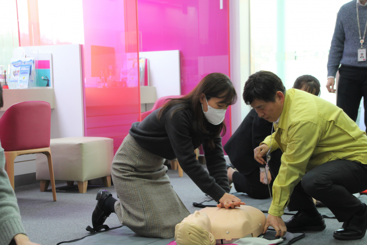 흥국생명 임직원들이 지난 21일 흥국생명 본사에서 진행한 안전사고 예방교육에 참여하고 있다. [흥국생명 제공]