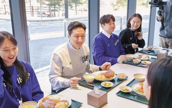 정기선(왼쪽) HD현대 CEO가 한국조선해양 신입사원과 대화를 하고 있다. [HD현대 인스타그램 캡처]