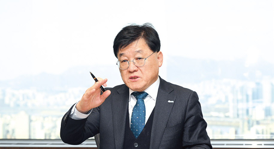 정만기 한국무역협회 상근부회장이 최근 서울 강남구 트레이드타워 집무실에서 헤럴드경제와 인터뷰를 진행했다. 그는 “품질력 강화를 통해 기술격차를 벌려야 수출을 늘릴 수 있다”고 강조했다. 임세준 기자