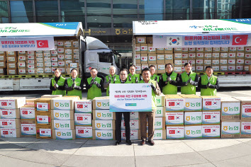 이성희(앞줄 왼쪽) 농협중앙회 회장과 임직원들이 21일 서울 중구 농협중앙회 본관 광장에서 튀르키예 및 시리아 지역에 발생한 지진 피해 이재민 기증구호물품 탑재에 앞서 기념촬영하고 있다. [농협중앙회 제공]