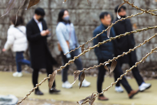 ‘반차(4시간 단위 휴가)’에 이어 ‘반반차(2시간 단위 휴가)’를 도입하는 기업이 크게 늘고 있다. 사진은 꽃눈이 핀 버들개지가 드리운 서울 중구 청계천변에서 직장인들이 점심시간에 산책을 하는 모습. [연합]