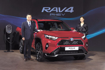 콘야마 마나부(왼쪽) 토요타코리아 사장과 RAV4 플러그인 하이브리드. [토요타코리아 제공]