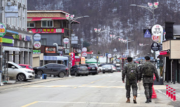 강원도 화천군 상서면에 주둔했던 육군 제27보병사단(이기자부대)이 지난해 11월 30일 공식 해체됐다. 지난 13일 화천군 상서면 사방거리 일대가 썰렁하다. 이상섭 기자