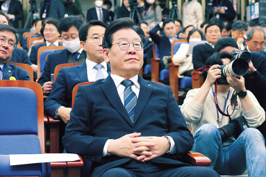 이재명 더불어민주당 대표가 21일 국회에서 열린 의원총회에서 박홍근 원내대표의 발언을 경청하고 있다. [연합]