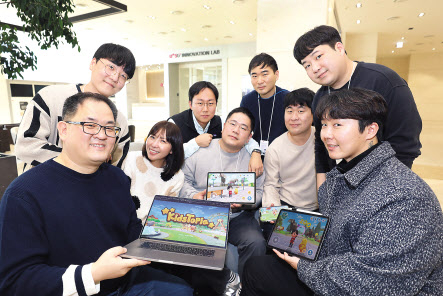 LG유플러스가 가상 공간에서 실감나는 체험을 통해 즐기면서 학습할 수 있는 알파세대 특화 메타버스 서비스 ‘키즈토피아’의 오픈 베타 버전을 2월 말 출시한다. ‘키즈토피아’를 기획한 LG유플러스 직원들이 서비스를 소개하고 있다. [LG유플러스 제공]