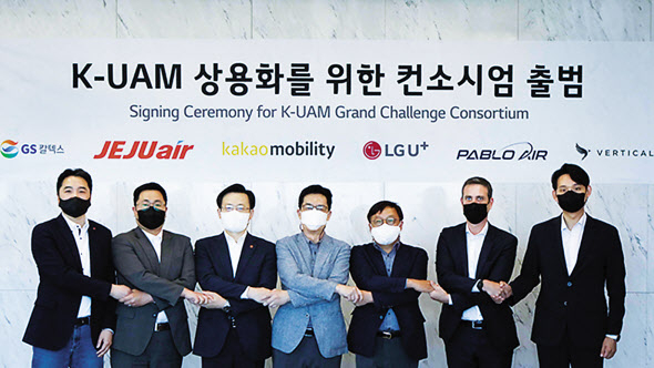 LG유플러스는 전문성을 갖춘 기업들과 컨소시엄 ‘UAM 퓨처팀(UAM FUTURE TEAM)’을 구성했다. 이상엽 (왼쪽부터) LG유플러스 전무, 유승일 카카오모빌리티 부사장, 김이배 제주항공 대표, 박일평 LG사이언스파크 사장, 장인영 GS칼텍스 부사장, 에두아르도 버티컬 에어로스페이스 최고상용화책임자, 김영준 파블로항공 대표가 협력을 다짐하고 있다.