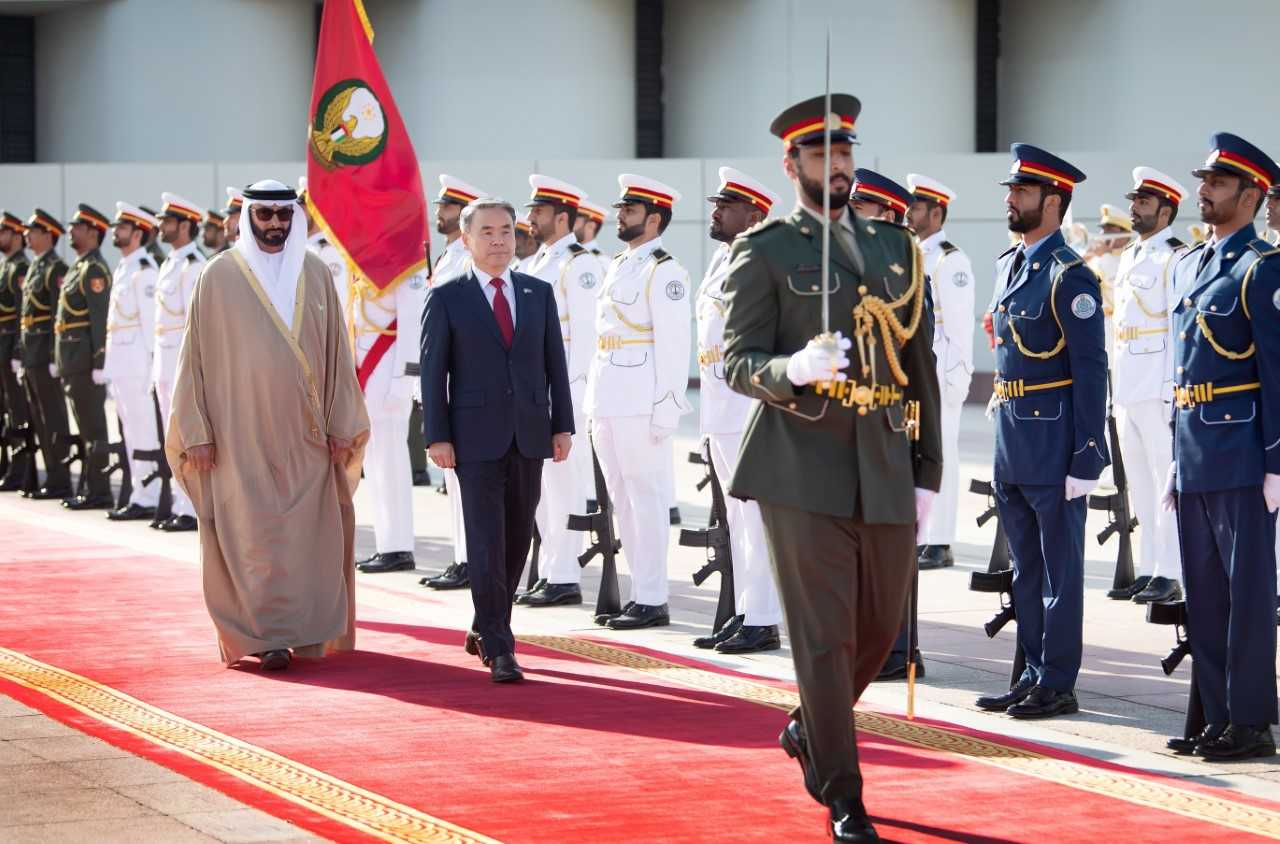 UAE를 방문중인 이종섭 국방부 장관이 21일(현지시간) UAE 국방부에서 모하메드 아흐메드 알 보와르디 국방특임장관과 국방장관회담에 앞서 의장대를 사열하고 있다. [국방부 제공]