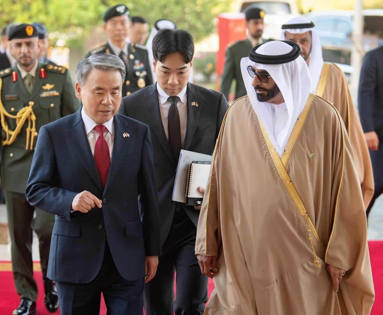 UAE를 방문중인 이종섭 국방부 장관이 21일(현지시간) UAE 국방부에서 모하메드 아흐메드 알 보와르디 국방특임장관과 국방장관회담에 앞서 대화를 나누고 있다. [국방부 제공]
