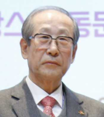 지난 17일 울주군에 고향사랑기부금 500만원을 전달한 손부홍 부산 사상제일요양병원 원장. [사진=울주군]