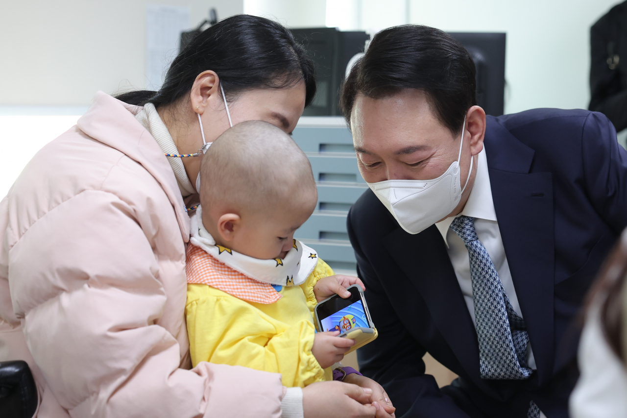 윤석열 대통령이 22일 서울 종로구 서울대학교어린이병원을 방문, 환아와 보호자를 격려하고 있다. [연합]