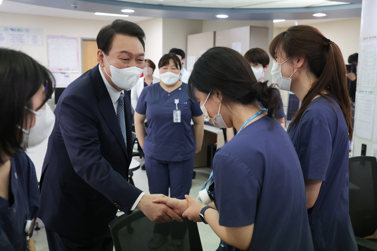 윤석열 대통령이 22일 서울 종로구 서울대학교 어린이병원을 방문, 의료진을 격려하고 있다. [연합]