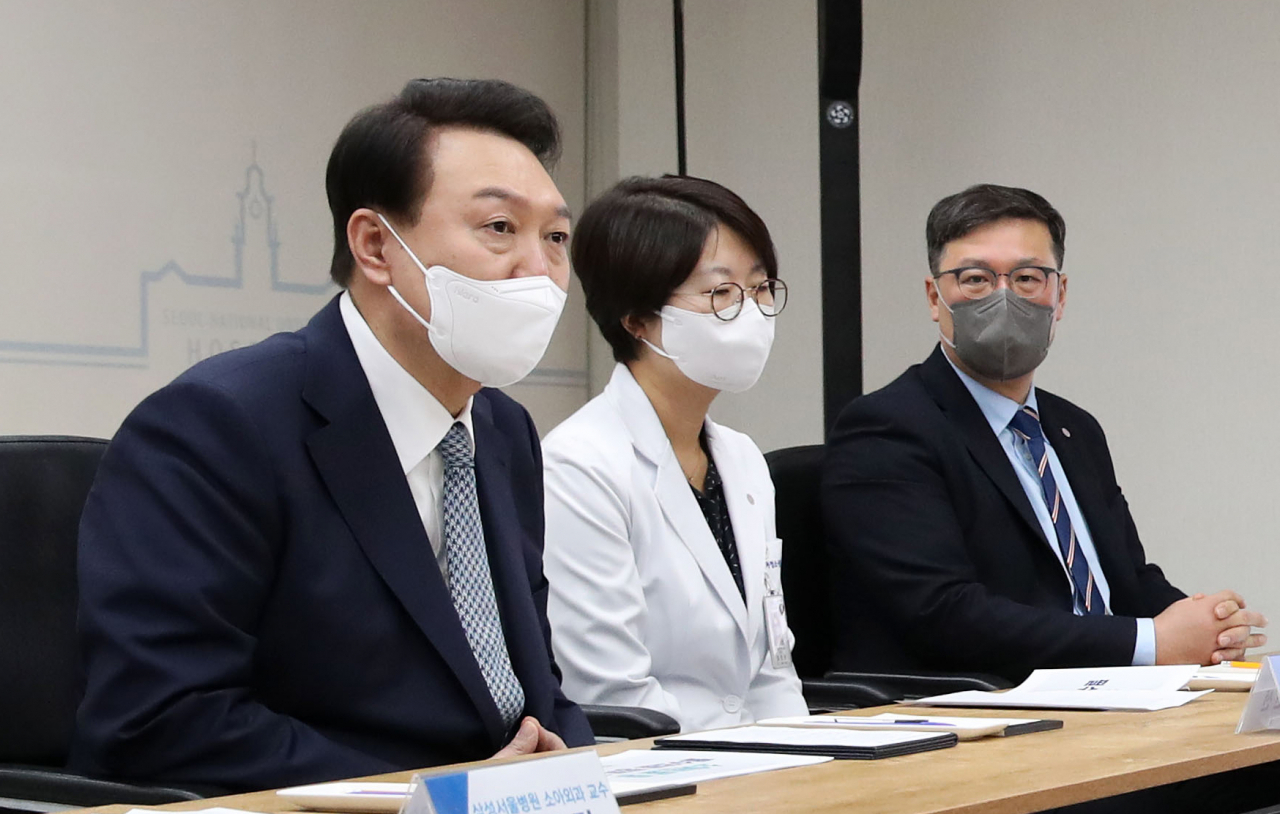 윤석열 대통령이 22일 서울 종로구 서울대학교 어린이병원에서 열린 소아진료 등 필수의료 정책 간담회에서 발언하고 있다. [연합]