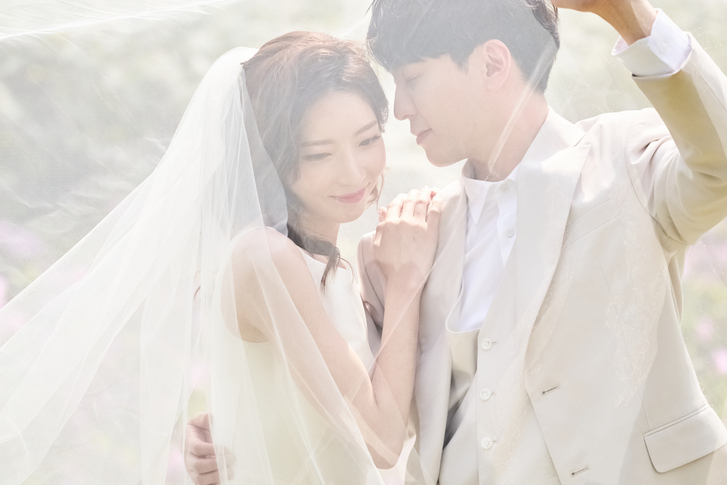 웨딩 촬영을 하는 남녀. [게티이미지뱅크]