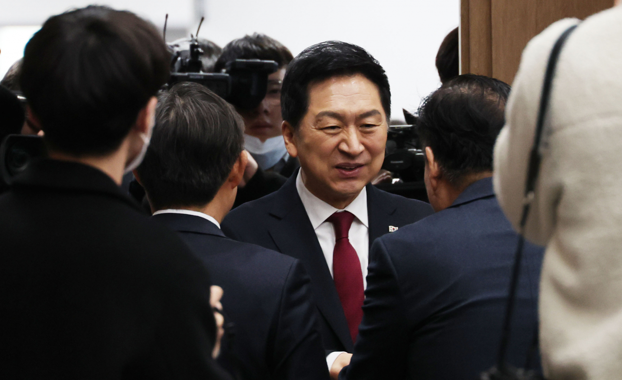 김기현 국민의힘 당 대표 후보가 20일 오전 서울 여의도 국회 소통관에서 열린 전직 바른정당 당협위원장 모임인 '바른정치 모임'의 지지선언 기자회견에 앞서 참석자들과 인사하고 있다. [연합]