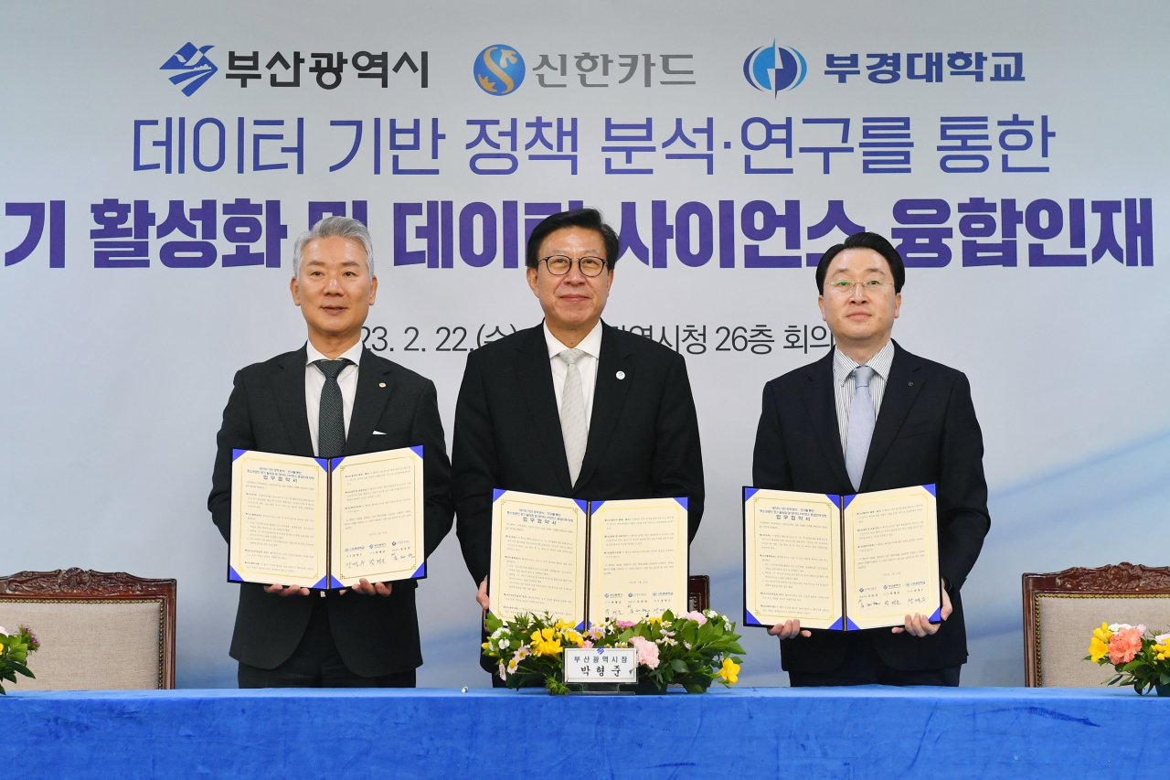 박형준(가운데) 부산광역시장, 장영수(왼쪽) 부경대 총장, 유태현 신한카드 플랫폼Biz그룹장 및 관계자들이 협약식에서 기념촬영을 하고 있다.[신한카드 제공]