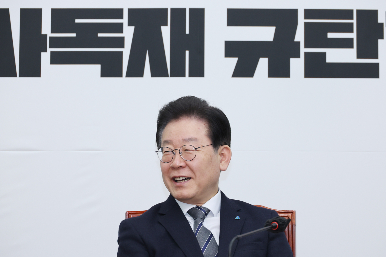 이재명 더불어민주당 대표가 22일 오전 국회에서 열린 최고위원회의에서 웃음을 보이고 있다. [연합]