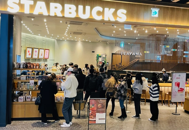 22일 오후 2시께 부산 부산진구에 위치한 스타벅스 서면중앙대로R점 모습. 아메리카노를 구입하기 위해 10m가 넘는 대기 줄이 생겼다. 이날부터 24일까지 스타벅스는 3일간 오후 2시부터 5시까지 스타벅스 톨 사이즈 아메리카노를 1999년 가격인 2500원에 제공하는 리워드 회원 1000만명 달성 이벤트를 진행한다. 김희량 기자