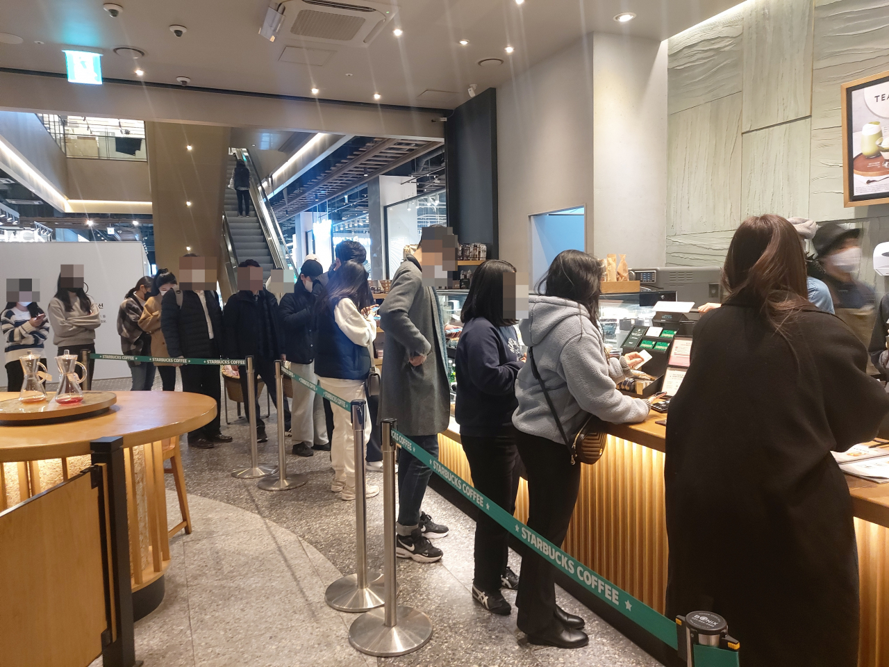 22일 오후 2시께 부산 부산진구에 위치한 스타벅스 서면중앙대로R점 모습. 아메리카노를 구입하기 위해 10m가 넘는 대기 줄이 생겼다. 김희량 기자