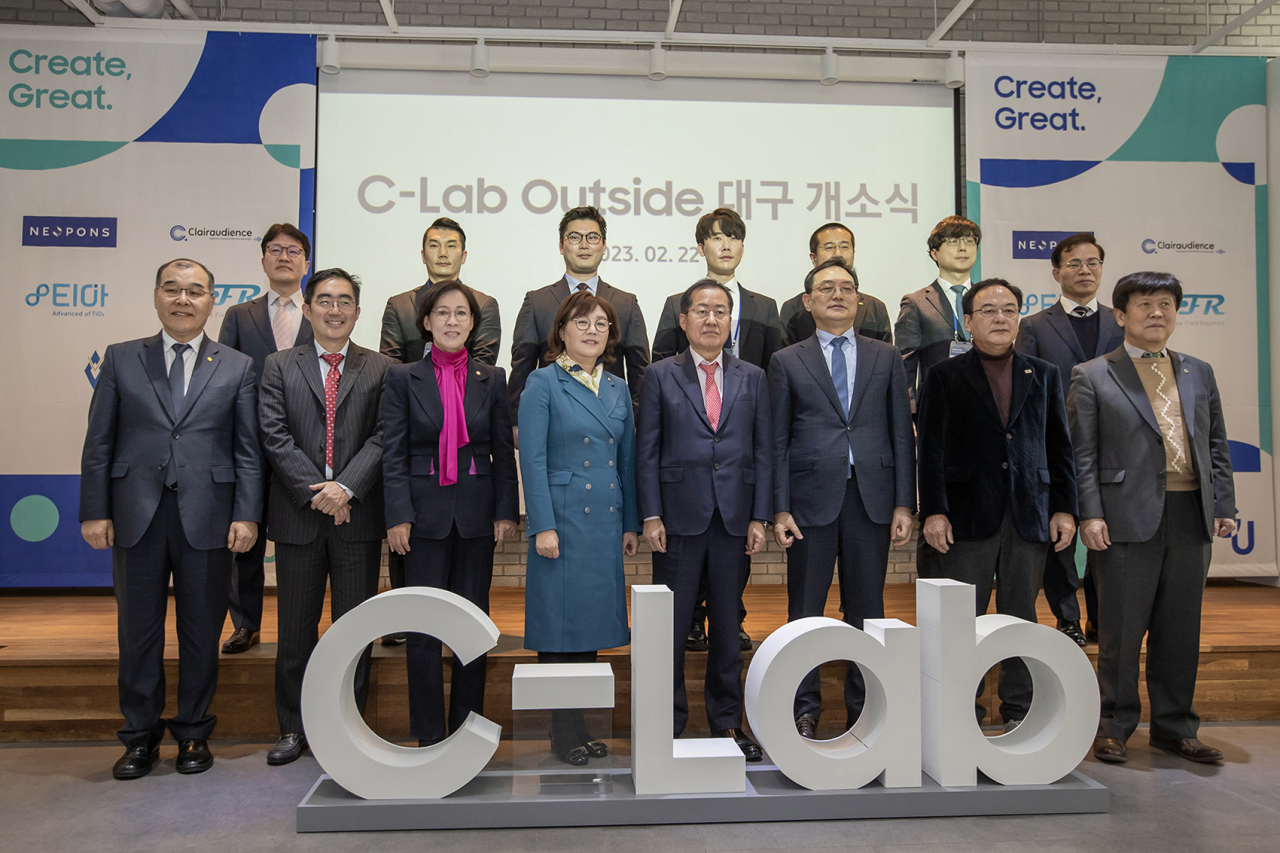삼성전자가 22일 대구시 북구 삼성창조캠퍼스에 'C랩 아웃사이드 대구' 캠퍼스를 개소했다. 이날 개소식에는 대구시 홍준표(사진 앞줄 왼쪽에서 다섯번째) 시장, 국민의힘 이인선 의원, 양금희 의원, 김완표(사진 앞줄 왼쪽에서 여섯번째) 삼성글로벌리서치 사장, 대구 스타트업 5개사의 대표 등이 참석했다.[삼성전자 제공]