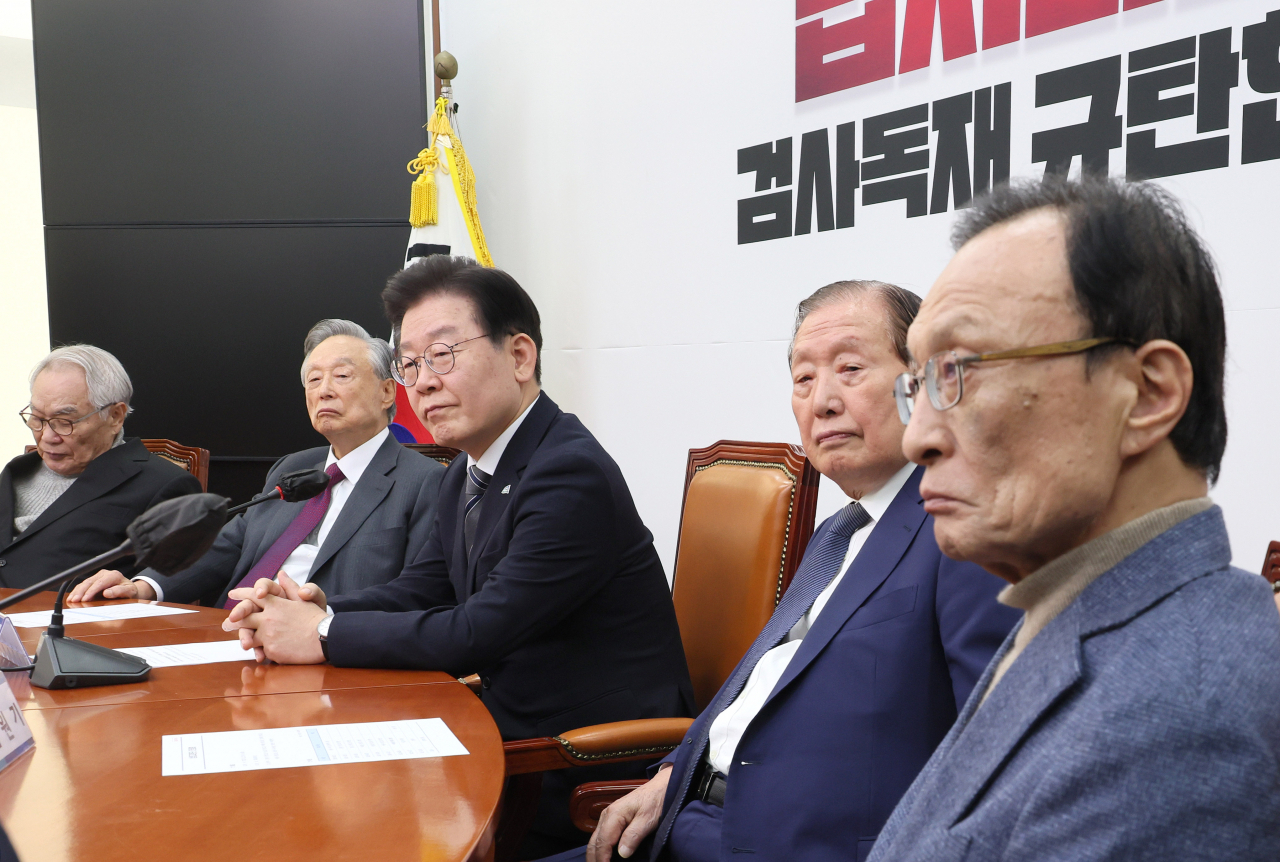 이재명 더불어민주당 대표가 22일 오후 국회에서 열린 상임고문단 간담회에서 이용득 상임고문의 발언을 경청하고 있다. 왼쪽부터 임채정·권노갑 상임고문, 이 대표, 김원기·이해찬 상임고문. [연합]
