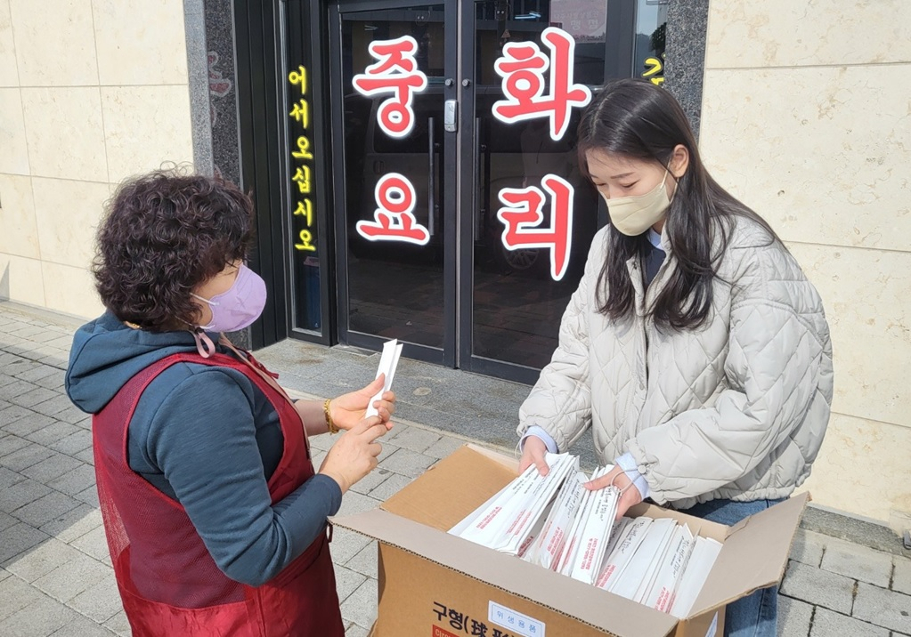 나주시보건소가 중국음식점에 정신건강문구를 세기고 있다
